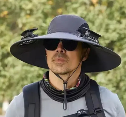 Sombrero con ventiladores, paneles solares y protección UV